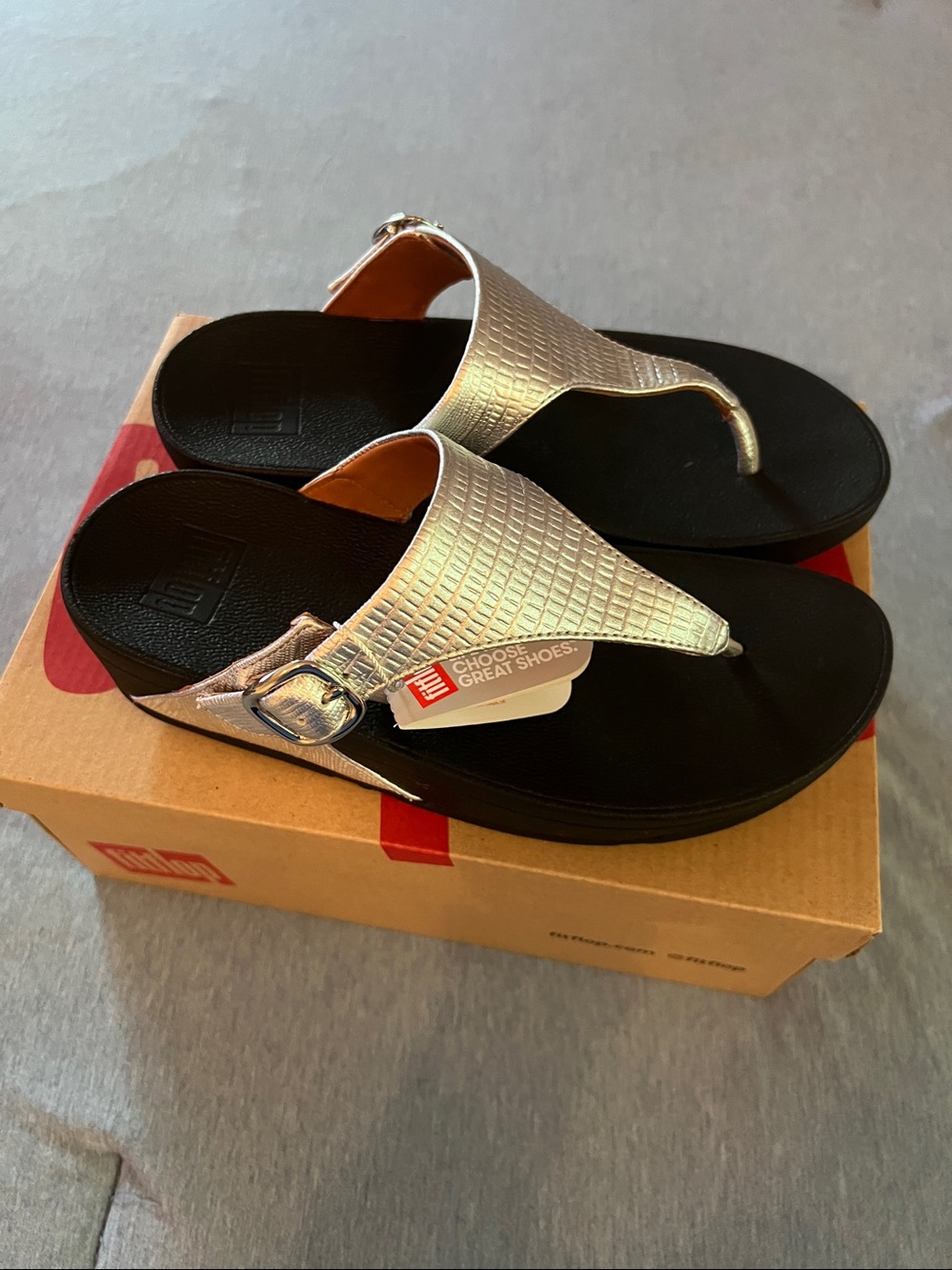 The Skinny FitFlop Silver Textured Toe-Post Sandals for Women - Picture 2 of 5